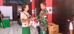 Peduli Stunting, Babinsa Koramil 0822/01 Bondowoso Kawal Penyaluran Bantuan Pangan Stunting di Nangkaan