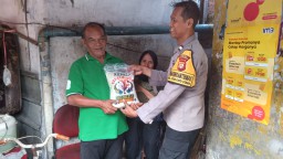 Dalam Cooling System, Bhabinkamtibmas Kunjungi Warga Kurang Mampu Bagikan Beras