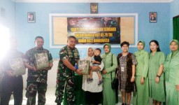 HUT TNI ke 79, Koramil 0822/01 Bondowoso Bagikan Paket Sembako.Pada Warga Kurang Mampu