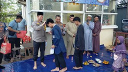 Polsek Cakung Gelar Doa Bersama dan Santunan Anak Yatim di Cakung