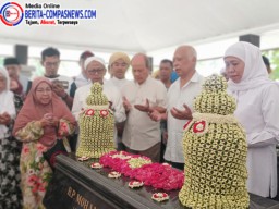 Kunjungan Khofifah Ziarah ke Makam Almarhum Raden Panji H. Muhammad Nur