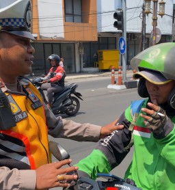 Jumat Berkah, Polsek Simokerto Beri Himbauan ke Pengendara Motor Yang Merokok Sambil Bagikan 200 Nasi kotak 
