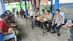 Jumat Curhat di Kampung Nelayan, Polres Tanjung Perak Ajak Warga Jaga Kondusivitas Jelang Pilkada