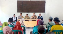 Bantu Penuhi Kebutuhan Pokok Warga, Kades Koncer Kidul Salurkan BLT DD Tahap 3 Kepada 32 KPM