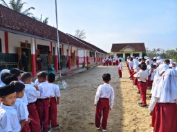 Upacara Bendera di SDN Sukamulya 2 Kecamatan Cikeusik