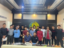 Warga Binaan Lapas Narkotika Kelas IIA Pamekasan Kanwil Kemenkumham Jatim Kembali Hirup Udara Bebas Melalui Pembebasan Bersyarat dan Bebas Murni