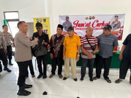 Dalam Rangka Nusantara Cooling System (NCS) Menjelang Pilkada 2024 Polrestabes Surabaya Laksanakan Jum'at Curhat dan Bagikan Puluhan Bansos