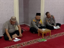 Malam Jumat, Kapolsek Ajak Anggotanya Baca Surat Yasin dan Doa Bersama