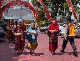 Jumat Berkah, Polsek Simokerto Bagikan 200 Nasi Kotak Kepada Masyarakat 