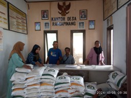 Pembagian Bantuan Beras 10 kg, di Desa Rancapinang Kecamatan Cimanggu