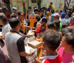 Jumat Berkah Polsek Simokerto Bagikan 200 Nasi Kotak Kepada Masyarakat 