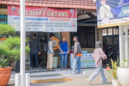 Petugas Berompi Biru Bertuliskan "SILAKAN TANYA KAMI" Samsat Surabaya Barat Berikan Pelayanan Yang Beda Dari Petugas Lainnya