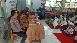 Personel Polsek Nganjuk Kota Sosialisasi Stop Bullying di SDN 1 Kartoharjo Atas Inisiasi Kapolres Nganjuk