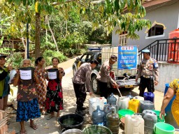 Tak Hanya Distribusikan Air Bersih, Patroli Genthong Polisi Juga Berbagi Ember Gratis di Trenggalek