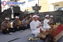 Kapolres Karangasem Pimpin Persembahyangan Purnama Sasih Kapat di Pura Padmasana Giribuana