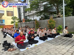 Personil Umat Hindu Polres Bandara Laksanakan Persembahyangan Bersama Purnama Sasih Kapat