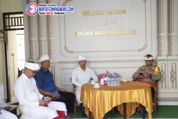 Kapolres Klungkung Hadiri Piodalan di Polsek Banjarangkan