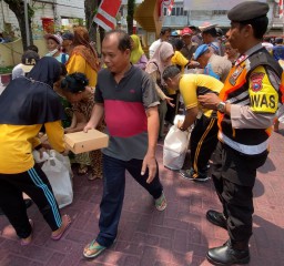 Polsek Simokerto Kembali Lakukan Aksi Sosial Berikan Makan Gratis Sebanyak 200 Nasi Kotak