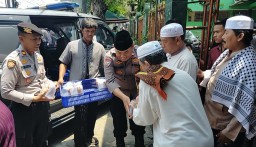 Berbagi dan Peduli Kepada Jamaah Sholat, Polisi Bagikan Makanan