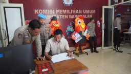 Mendekati Hari Pencoblosan, Polres Bangkalan Tingkatkan Patroli dan Penjagaan Kantor KPU dan Bawaslu