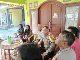 Polsek Cipayung Gelar “Ngopi Kamtibmas” Untuk Membangun Hubungan Harmonis Dengan Masyarakat Guna Penanganan Tawuran