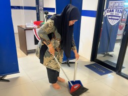 Personel Satpas Colombo Surabaya, Laksanakan Giat Bersih-Bersih Lingkunagan Kantor Demi Keindahan dan Kenyamanan Pemohon SIM