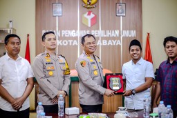 Kapolrestabes Surabaya Gelar Silaturahmi ke KPU, Bawaslu, Bahas Dinamika Pilkada 2024 Serta Cek Kesiapan Logistik