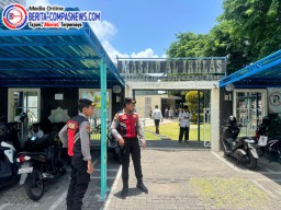 Giat Sholat Jumat, Polres Bandara Ngurah Rai Lakukan Pengamanan