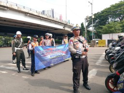 Polres Metro Jakarta Timur Gelar Ops Zebra Jaya 2024 di Depan Polsubsektor Utan Kayu