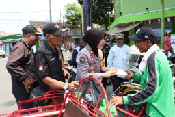 Jelang Hari Humas Polri ke 73, Humas Polres Bangkalan Berbagi Dalam Jum'at Berkah
