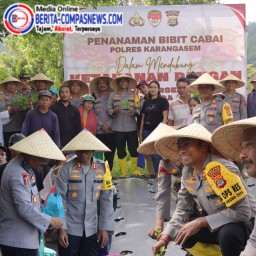 Kapolres Karangasem Pimpin Gerakan Ketahanan Pangan Melalui Penanaman Cabai di Subak Uma Cetra