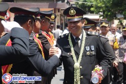 Kapolres Sampang Lepas 2 Perwira Terbaik Polres Sampang Dengan Upacara Wisuda Purna Bhakti