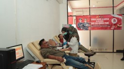 Sinergi Untuk Kemanusiaan: Polres dan Wartawan Nganjuk Gelar Donor Darah Dalam Rangka HUT Humas Polri ke-73