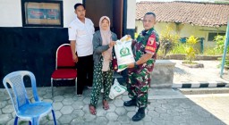 Pastikan Aman dan Tepat Sasaran, Babinsa Koramil 0822/01 Bondowoso Kawal Penyaluran Beras Bapang