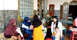 Wujudkan Balita Sehat, Babinsa Koramil 0822/01 Bondowoso Dampingi Posyandu di Kota Kulon