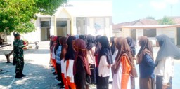 Tanamkan Kedisiplinan, Babinsa Koramil 0822/01 Bondowoso Latih PBB Pada Siswa Mts Negeri 02 Bondowoso