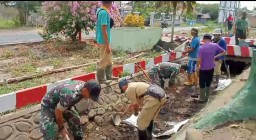 Upaya Normalisasi Saluran Irigasi, Anggota Koramil 0822/03 Tegalampel Lakukan Karya Bakti Bersama UPT Dinas Pengairan