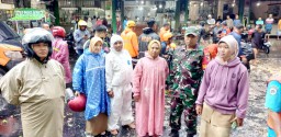 Babinsa Koramil 0822/01 Bondowoso Evakuasi Pohon Tumbang di Pintu Masuk Pasar Induk