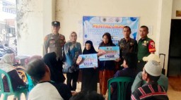 Pastikan Tepat Sasaran, Babinsa Sukowiryo Kawal Penyaluran BLT DD Tahap Akhir