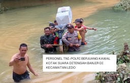 Personel TNI-Polri Berjuang Kawal Kotak Suara Ditengah Banjir di Kecamatan Ledo