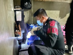 Tingkatkan Keamanan dan Ketertiban, Lapas Narkotika Kelas IIA Pamekasan Kanwil Kementerian Imigrasi dan Pemasyarakatan Gelar Penggeledahan Kamar Hunian