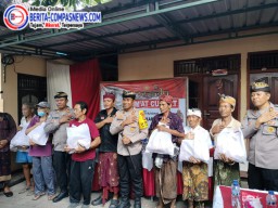 Kapolsek Kubu Dampingi Kapolres Karangasem Giat Jumat Curhat Bagikan Paket sembako