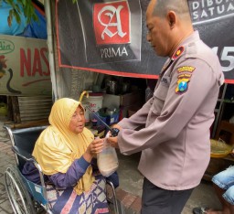 Jum’at Berkah, Kapolsek Simokerto Bagikan Sebanyak 100 Porsi Soto Ayam ke Masyarakat