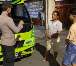 Bentuk Kasih Sayang, Kapolsek Simokerto Beri Himbauan Kepada Sopir Agar Terhindar Dari Kecelakaan