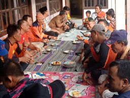 Polres Bangkalan Bersama Team Bhasarnas Provinsi dan di Bantu Warga Berhasil Temukan Dua Anak Yang Hanyut di Sungai 
