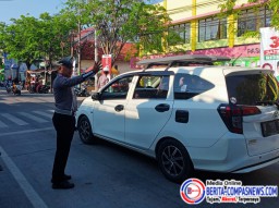 Lancarkan Arus Kendaraan Bermotor, Unit Lantas Polres Sampang Lalin Depan Pasar Rongtengah