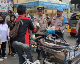 Pengendara Motor Tidak Pakai Helm di Hentikan Polisi Kaget Tapi Senang Saat di Berikan Himbauan dan Nasi Bungkus