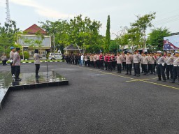 Wakapolres Sampang Lepas 136 Personil Pengamanan Debat Publik Kedua Pilkada Sampang di Surabaya