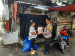 Polisi Bagikan Beras Kepada Pemulung di Cakung