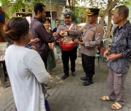 Kapolsek Simokerto Giat Patroli Sambil Bagikan 100 Nasi Bungkus ke Warga